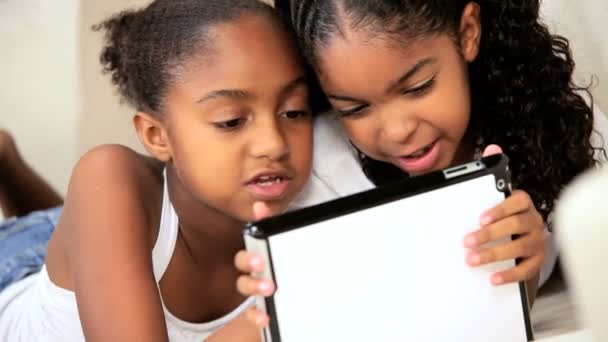 Pequenas meninas com tablet sem fio — Vídeo de Stock