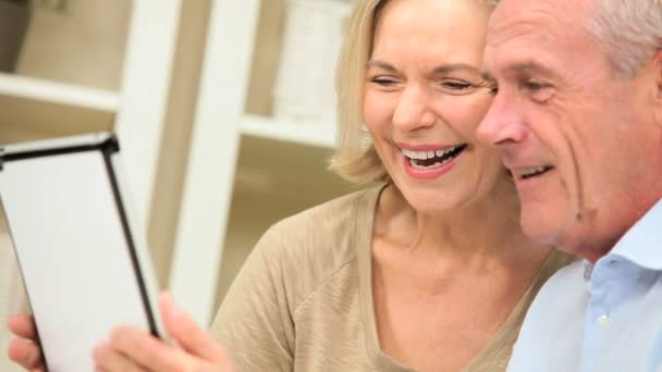 Couple retraité utilisant la technologie de tablette sans fil — Video