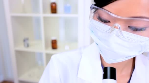 Asiático chinês feminino usando equipamentos de laboratório — Vídeo de Stock