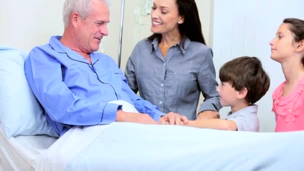 Visite familiale à un homme âgé à l'hôpital — Video