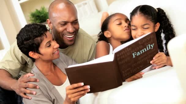 Afro-Amerikaanse familie met foto album — Stockvideo