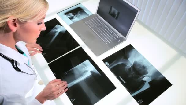 Jonge dokter met behulp van radiologie technologie — Stockvideo