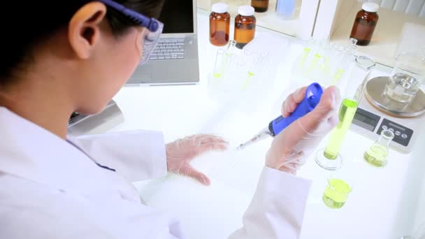 Asiatique chinois femelle en utilisant des équipements de laboratoire — Video