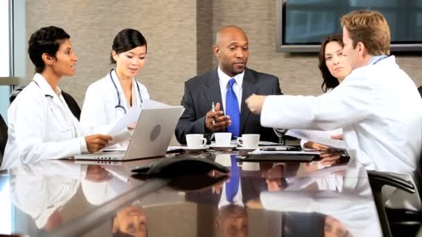 Reunião de Executivos Médicos e Consultores Financeiros — Vídeo de Stock