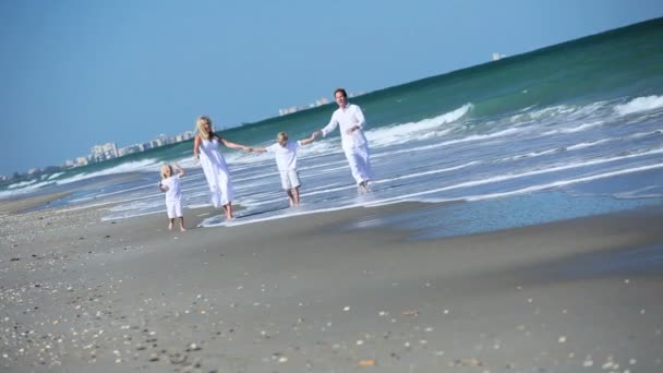 Feliz familia caucásica disfrutando de vacaciones en la playa — Vídeos de Stock