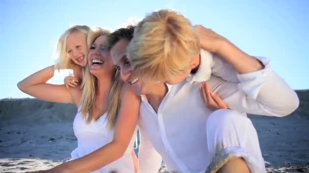 Bambini carini che si uniscono ai genitori sulla spiaggia — Video Stock
