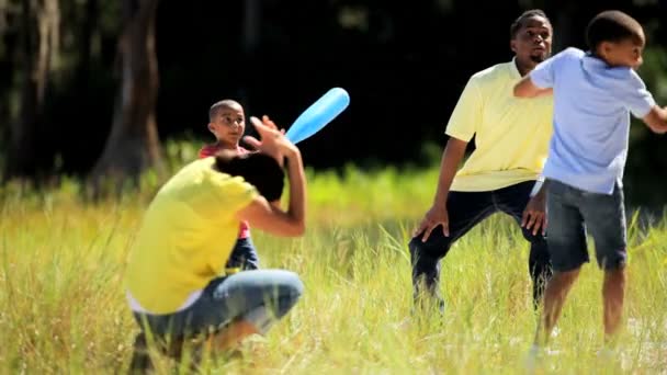 Familia afroamericana jugando béisbol — Vídeos de Stock