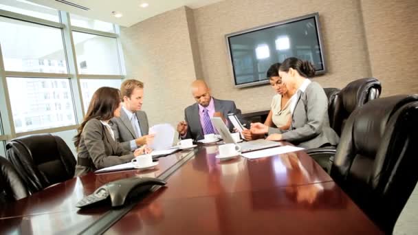 Ambiciosa reunión del equipo de negocios multiétnicos en la sala de juntas — Vídeo de stock