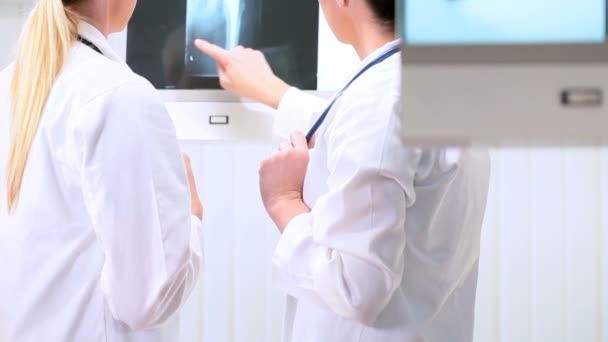 Médicos en Radiología Hospitalaria — Vídeo de stock