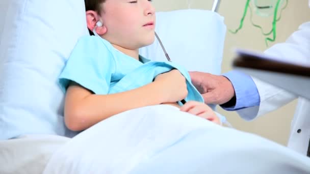 Jovem caucasiano menino no hospital cama — Vídeo de Stock