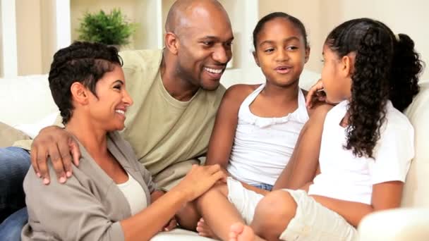 Jovem família étnica desfrutando de tempo juntos — Vídeo de Stock