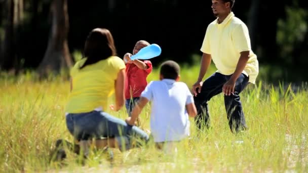 Amerikansk familj spela baseboll i park — Stockvideo