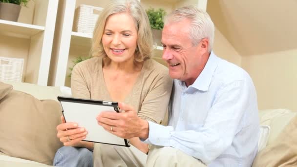 Generaciones familiares usando tecnología de tableta inalámbrica — Vídeo de stock