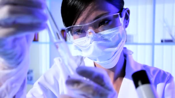 Técnico femenino en Laboratorio Médico — Vídeo de stock