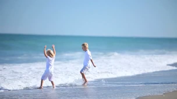 Genitori che guardano i bambini che giocano nelle secche oceaniche — Video Stock