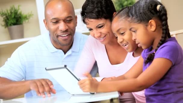 Jeune famille afro-américaine avec tablette sans fil — Video