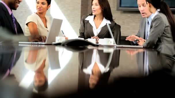 Fünf multiethnische Unternehmen im Team-Meeting — Stockvideo