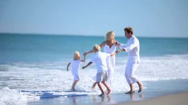 Família caucasiana feliz brincando na praia — Vídeo de Stock