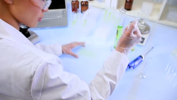 Kvinnliga laboratorietekniker gör experimentell forskning — Stockvideo