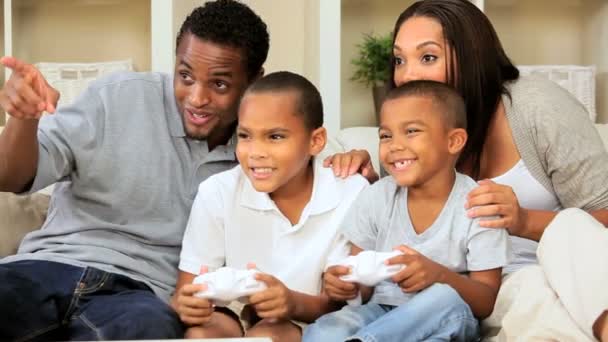 Familia étnica usando consola de juegos caseros — Vídeo de stock