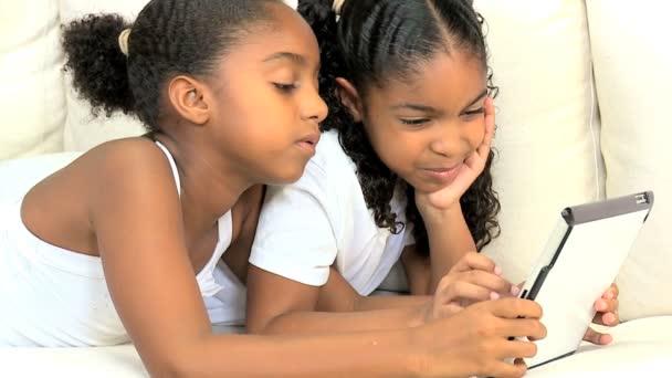 Niños étnicos jóvenes que se divierten en la tableta inalámbrica — Vídeo de stock