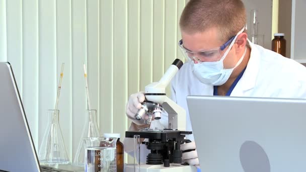 Mannelijke medische student in laboratorium — Stockvideo