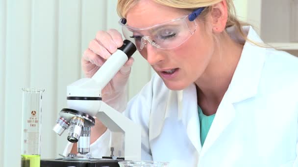 Female Research Assistant in Hospital Laboratory — Stock Video