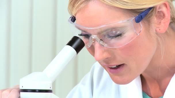 Лабораторний асистент лише у стерильній масці та окулярах — стокове відео