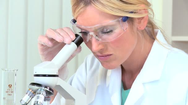 Estudante Médica em Laboratório Hospitalar — Vídeo de Stock