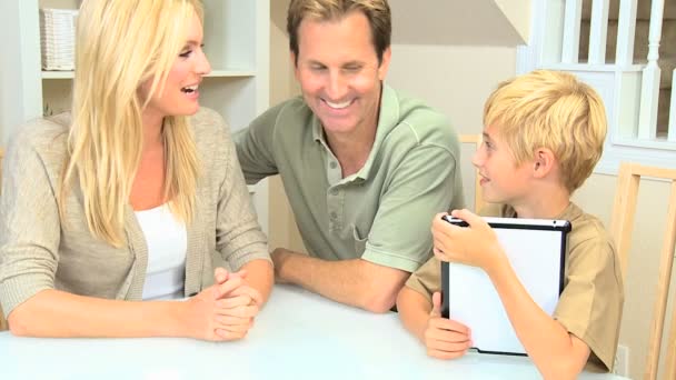 Joven chico rubio usando la tableta inalámbrica con los padres — Vídeo de stock