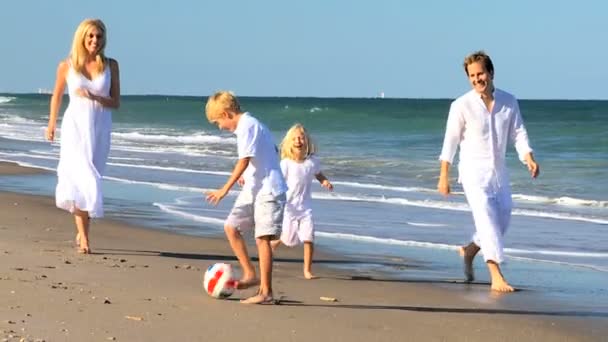 Здоровая молодая семья пляжных развлечений — стоковое видео