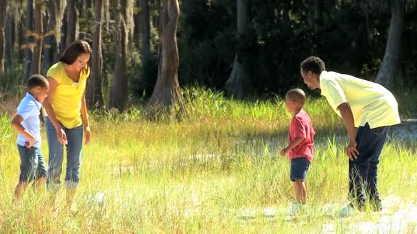 Mladá rodina kope míč v parku — Stock video