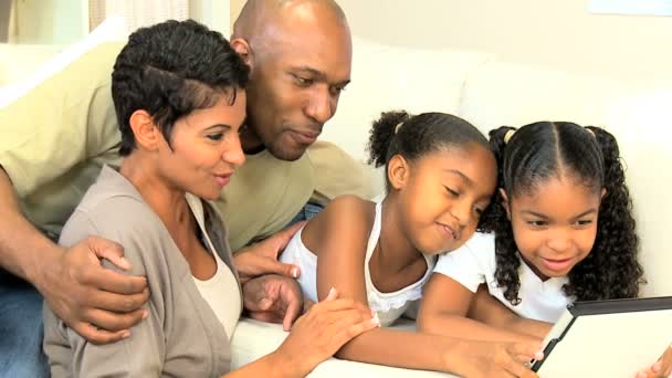 Jeune famille afro-américaine avec tablette sans fil — Video