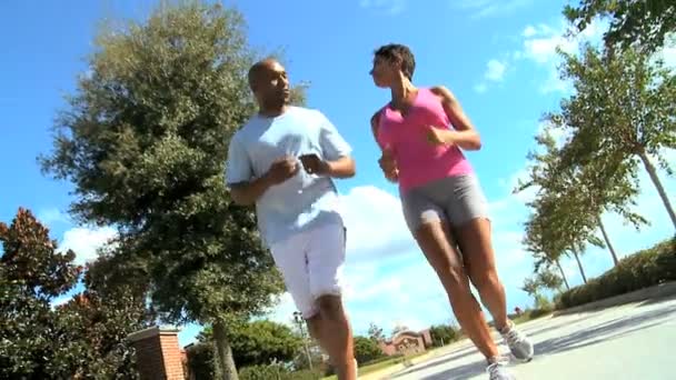 Gesundes ethnisches Paar joggt — Stockvideo