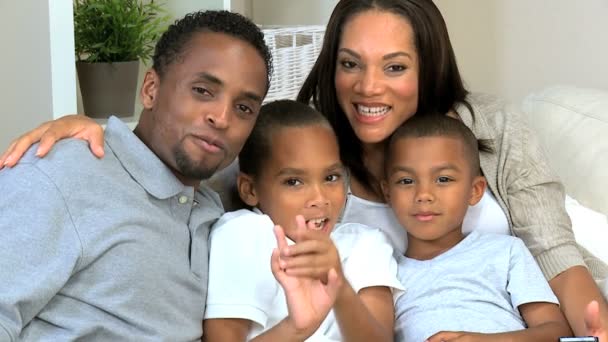 Genç etnik aile birlikte TV izleme — Stok video