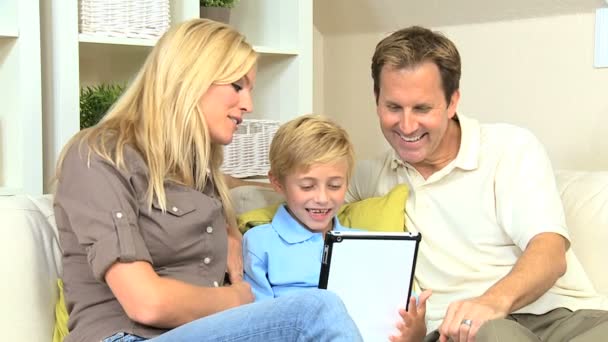 Familia Usando Chat en Línea Hablando con Amigos — Vídeos de Stock