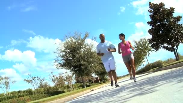 Jogging de couple ethnique attrayant pour rester en forme — Video