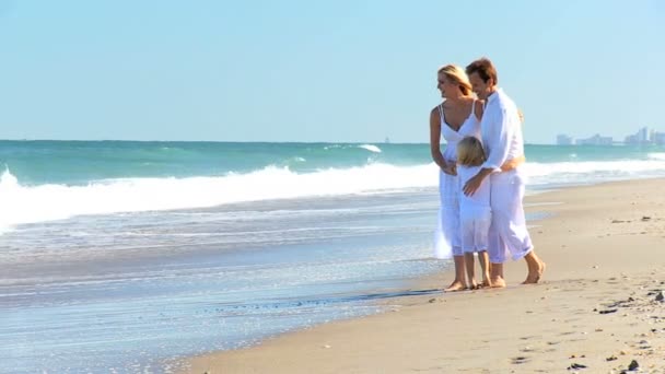 Gruppo familiare caucasico Godersi lo stile di vita sulla spiaggia — Video Stock