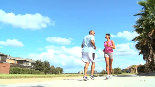 Giovane formazione di coppia etnica sulle strade suburbane — Video Stock