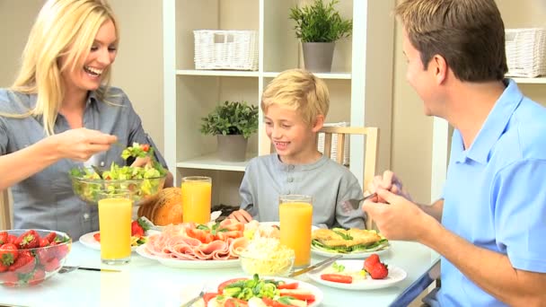 Atrakcyjny rodzinny kaukaski jedzenie razem — Wideo stockowe