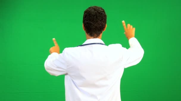 Tecnología de pantalla verde del médico femenino étnico — Vídeo de stock