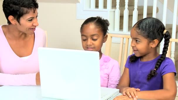 Orgulhosa mãe étnica assistindo filhas usando laptop — Vídeo de Stock