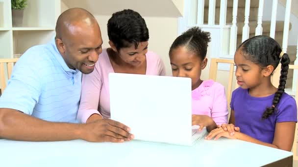 Leuke kleine Afrikaanse Amerikaanse meisjes spelen op laptop — Stockvideo