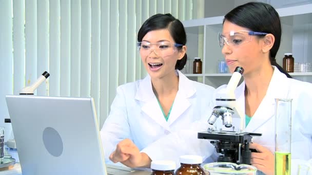 Студенты, работающие в медицинской лаборатории — стоковое видео