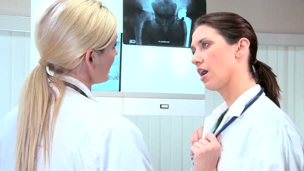 Kadın Doktor Röntgen sonuçlarını inceleme — Stok video
