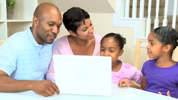 Afro-Amerikaanse familie online web chat gebruiken — Stockvideo