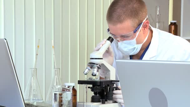 Estudante de Medicina em Laboratório — Vídeo de Stock