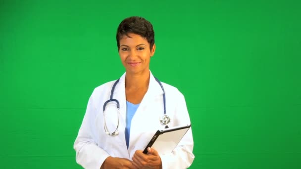Afrika kökenli Amerikalı doktor yeşil ekran tablet — Stok video