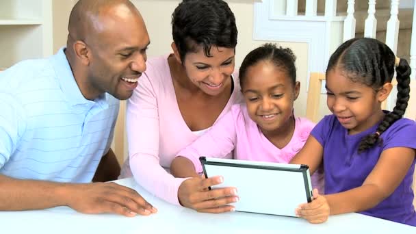 Jovem família étnica usando tablet sem fio — Vídeo de Stock