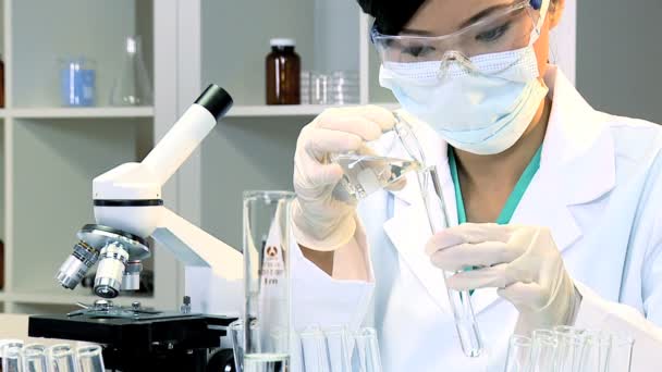 Student laboratorium onderzoeksassistent in close-up — Stockvideo